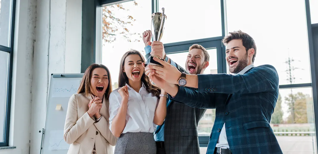 happy businessmen-and multicultural businesswomen